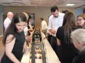 Equipe travaillant sur son tronçon de pont pendant l'animation Golden Bridge