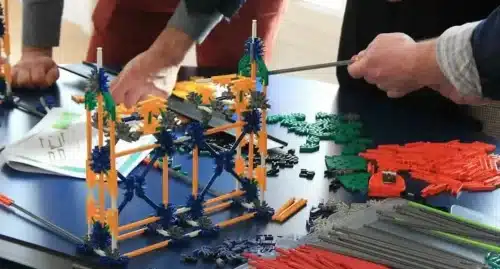 Etapes du montage d'un pont lors d'un atelier team building collaboratif
